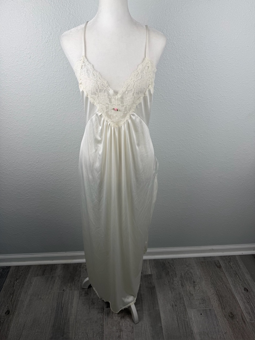 Lorraine vintage satin nightgown delicate lace bodice size Small Side slits
